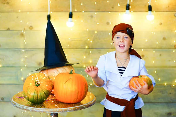 Gelukkig piraat kinderen tijdens Halloween party — Stockfoto