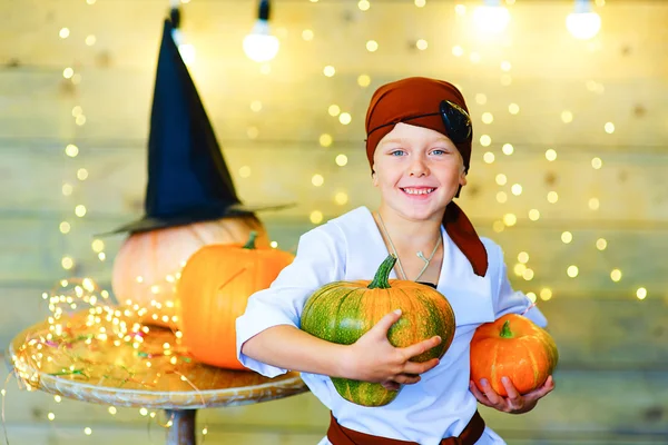 Crianças piratas felizes durante a festa de Halloween — Fotografia de Stock