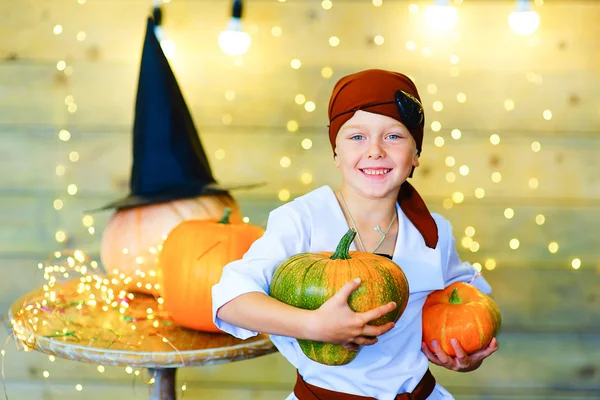 Gelukkig piraat kinderen tijdens Halloween party — Stockfoto