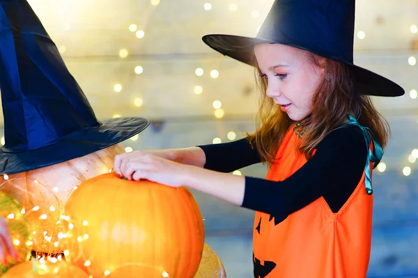 Feliz bruja niños durante la fiesta de Halloween — Foto de Stock