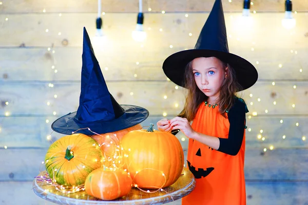 Feliz bruja niños durante la fiesta de Halloween — Foto de Stock