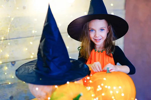 Feliz bruja niños durante la fiesta de Halloween — Foto de Stock