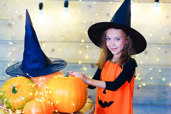 Happy heks kinderen tijdens Halloween party — Stockfoto