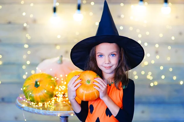 Feliz bruja niños durante la fiesta de Halloween —  Fotos de Stock