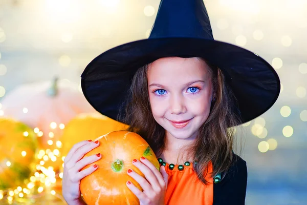 Happy heks kinderen tijdens Halloween party — Stockfoto