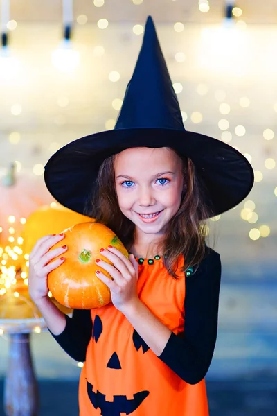 Feliz bruja niños durante la fiesta de Halloween — Foto de Stock