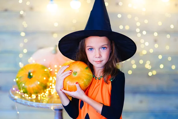 Dzieci czarownicy szczęśliwy podczas Halloween party — Zdjęcie stockowe