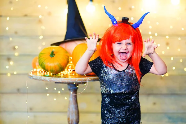 Gelukkig deamon kinderen tijdens Halloween party — Stockfoto