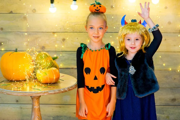 Feliz grupo de niños durante la fiesta de Halloween — Foto de Stock