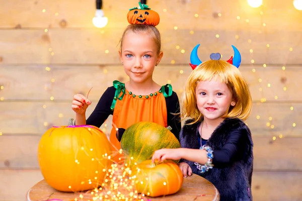 Grupo feliz de crianças durante a festa de Halloween — Fotografia de Stock