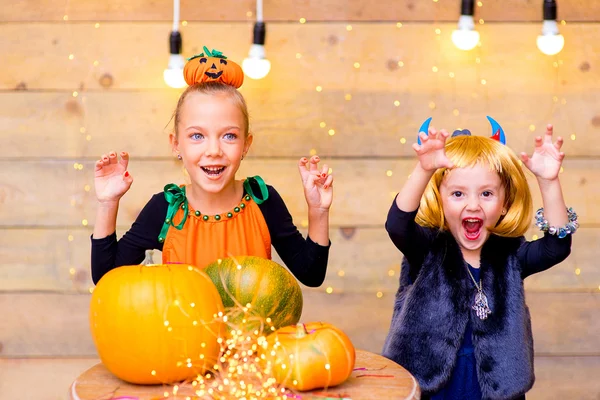 Gelukkig groep kinderen tijdens Halloween party — Stockfoto