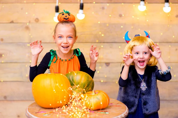 Szczęśliwy grupa dzieci podczas Halloween party — Zdjęcie stockowe