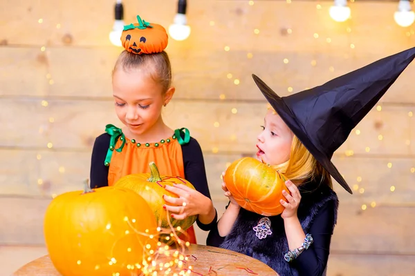 Gelukkig groep kinderen tijdens Halloween party — Stockfoto