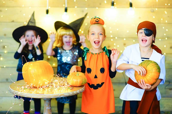 Boldog csoport boszorkány gyermekek során Halloween party — Stock Fotó