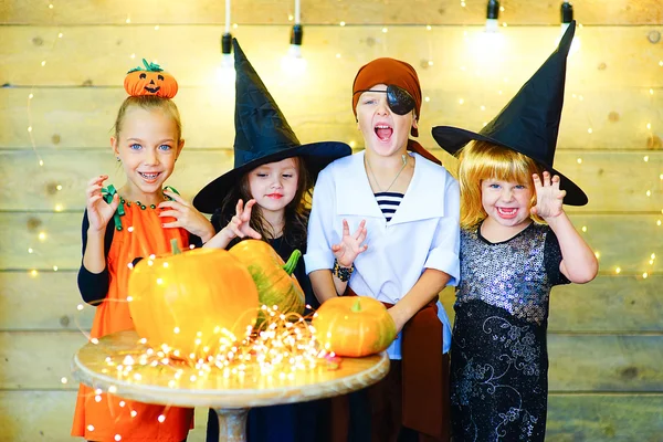 Grupo feliz bruxa crianças durante a festa de Halloween — Fotografia de Stock