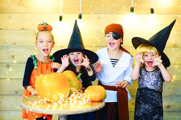 Feliz grupo de brujas niños durante la fiesta de Halloween — Foto de Stock