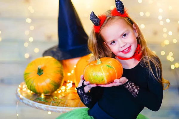 Gelukkig deamon kinderen tijdens Halloween party — Stockfoto