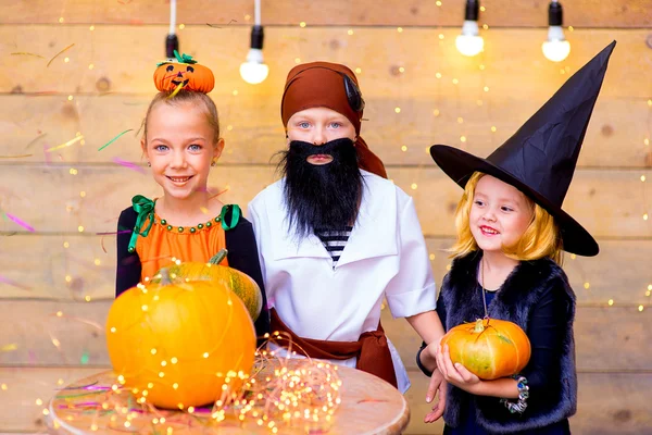 Feliz grupo de niños durante la fiesta de Halloween —  Fotos de Stock