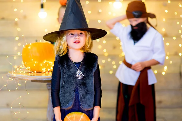 Feliz grupo de niños durante la fiesta de Halloween —  Fotos de Stock