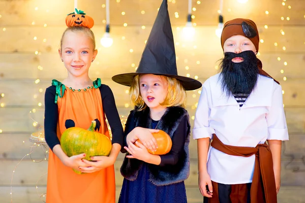 Feliz grupo de niños durante la fiesta de Halloween —  Fotos de Stock