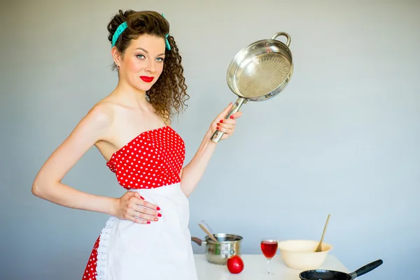 Huisvrouw in de keuken — Stockfoto