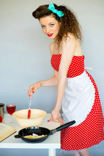 Домохозяйка на кухне — стоковое фото