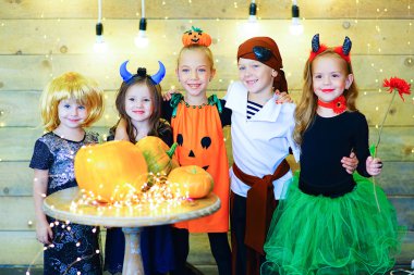 Cadılar Bayramı partisi sırasında çocukların mutlu grup