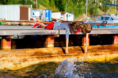 iskelede oturup iki kız