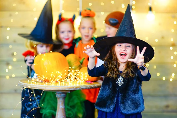 Grupo feliz bruxa crianças durante a festa de Halloween — Fotografia de Stock