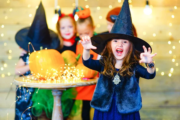 Feliz grupo de brujas niños durante la fiesta de Halloween — Foto de Stock