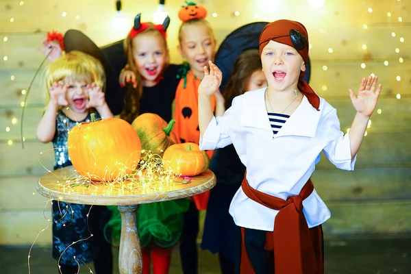 Grupo feliz bruxa crianças durante a festa de Halloween — Fotografia de Stock