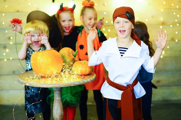 Feliz grupo de brujas niños durante la fiesta de Halloween — Foto de Stock