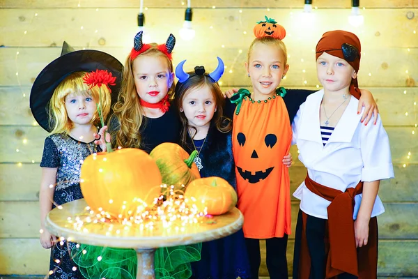 Feliz grupo de brujas niños durante la fiesta de Halloween —  Fotos de Stock