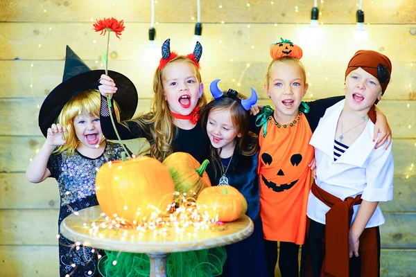 Feliz grupo de brujas niños durante la fiesta de Halloween —  Fotos de Stock