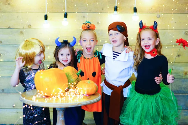 Feliz grupo de niños durante la fiesta de Halloween —  Fotos de Stock