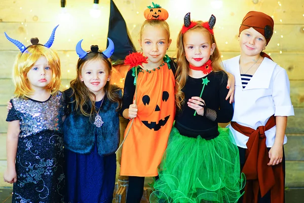 Feliz grupo de niños durante la fiesta de Halloween —  Fotos de Stock