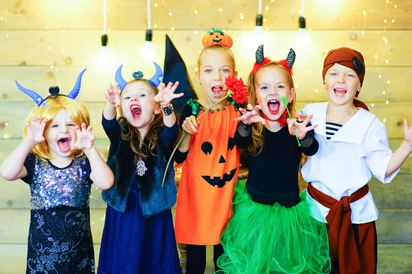 Feliz grupo de niños durante la fiesta de Halloween —  Fotos de Stock