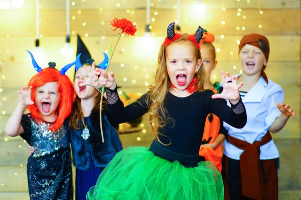Gelukkig groep kinderen tijdens Halloween party — Stockfoto