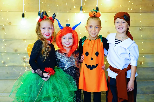 Feliz grupo de niños durante la fiesta de Halloween —  Fotos de Stock