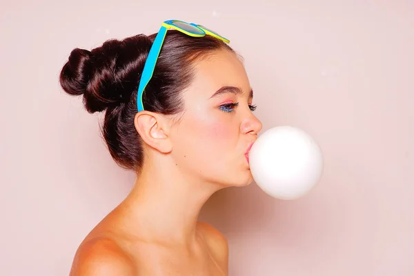 Adolescente menina soprando um balão de chiclete — Fotografia de Stock