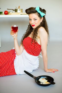 mutfakta ev kadını