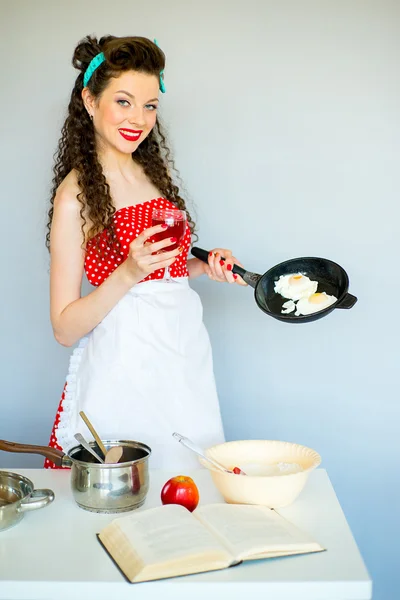 Dona de casa na cozinha — Fotografia de Stock