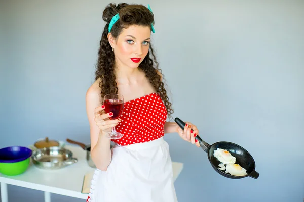 Домохозяйка на кухне — стоковое фото