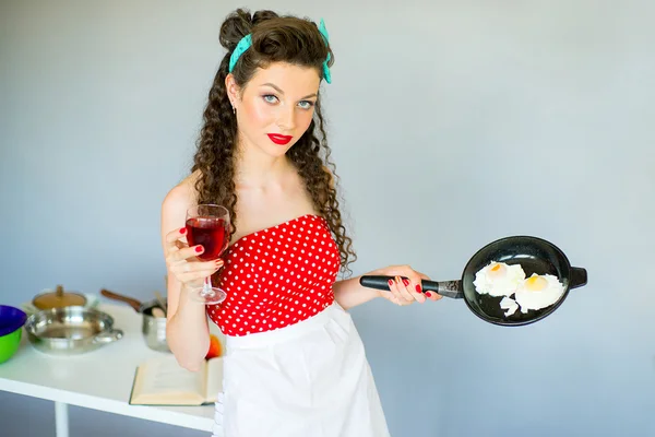 Huisvrouw in de keuken — Stockfoto