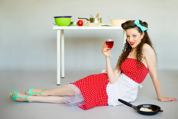 Dona de casa na cozinha — Fotografia de Stock