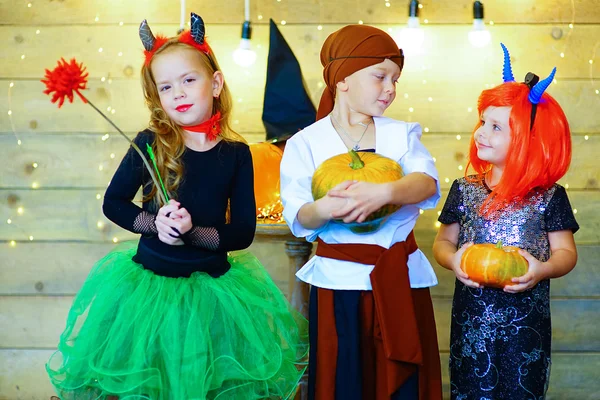 Gelukkig groep kinderen tijdens Halloween party — Stockfoto