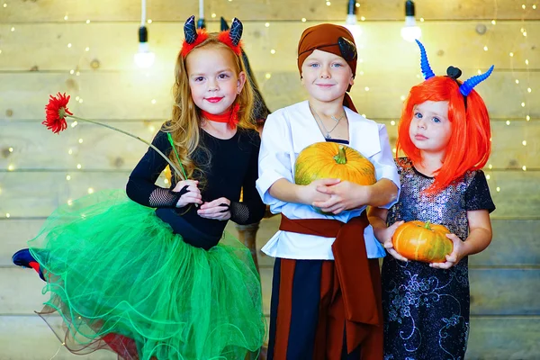 Boldog csoport gyermekek során Halloween party — Stock Fotó