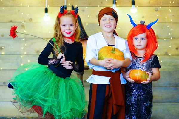 Gelukkig groep kinderen tijdens Halloween party — Stockfoto