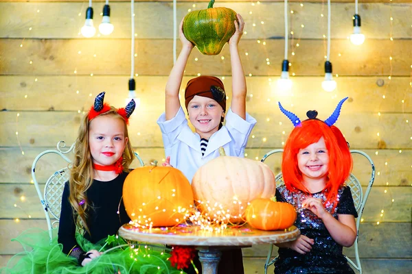 Счастливая группа детей во время празднования Хэллоуина — стоковое фото
