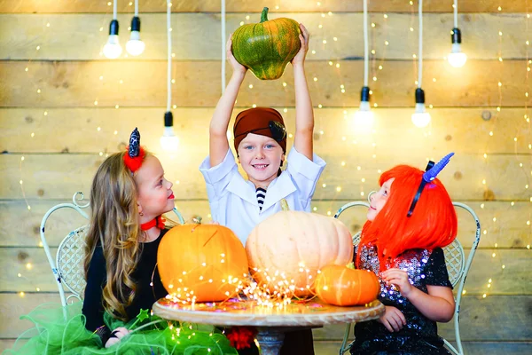 Gelukkig groep kinderen tijdens Halloween party — Stockfoto